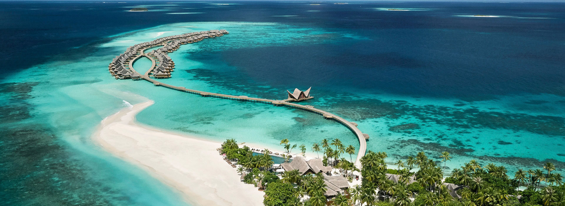 Teil maledivischer Insel mit Wasservillen